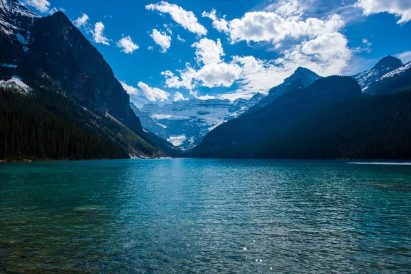 Colorfull Lake Louise en el parque nacional Banff por un verano soleado — Foto de Stock