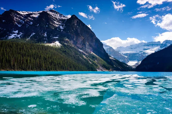 Zbytek ledu nad jezerem Louise, Alberta, canda — Stock fotografie