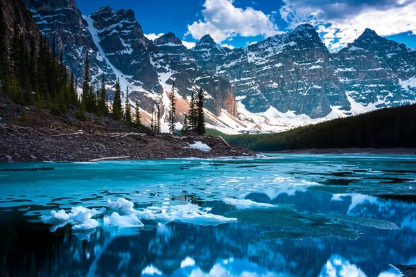 Dernier iceberg dans le lac Morraine — Photo