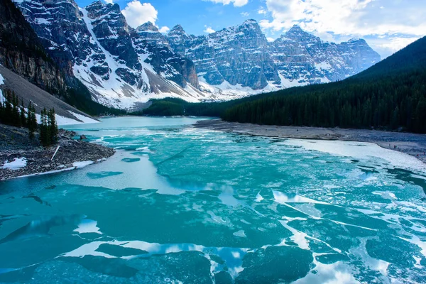 Poslední prasklina ledu nad jezerem Morraine v národním parku Banff, CAN — Stock fotografie