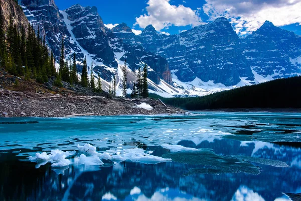 Último iceberg sobre a água azul do Lago Morraine — Fotografia de Stock