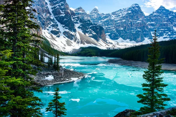 Icónica vista al lago Morraine en el parque nacional Banff — Foto de Stock