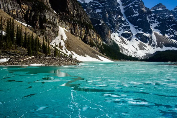 Crack of ice pver turquoise water of Morraine Lake — Stock Photo, Image
