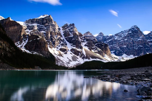 Reflexión sobre la nieve en Mrraine Lake —  Fotos de Stock