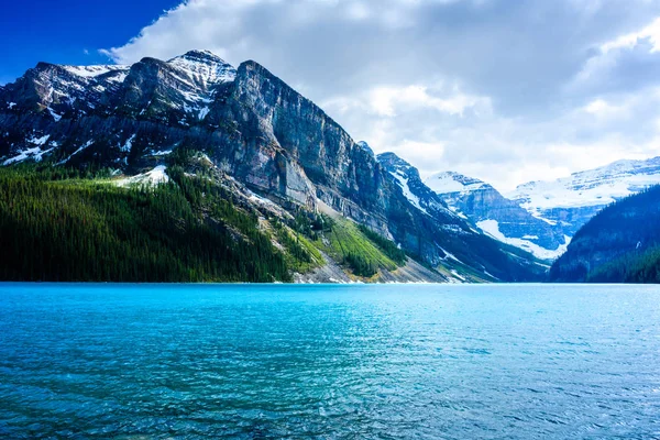 Montanhas sobre o Lago Louise — Fotografia de Stock