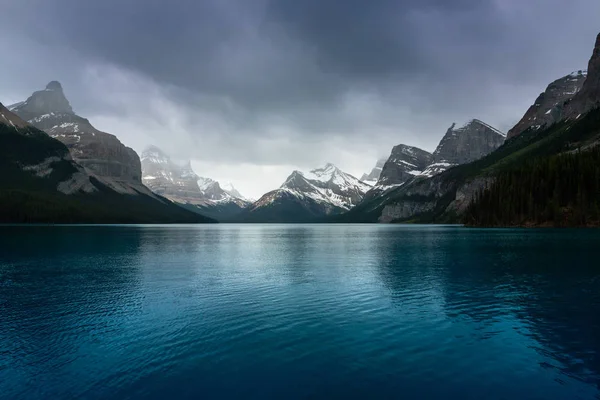 Maligne Gölü'nün mavi suyu — Stok fotoğraf