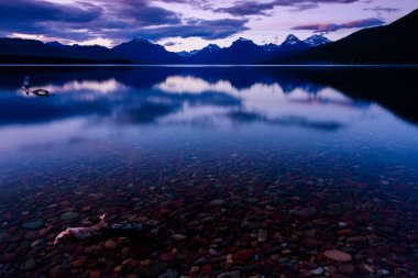 Mcdonald Gölü kıyısında renk dolu gözetleme taş