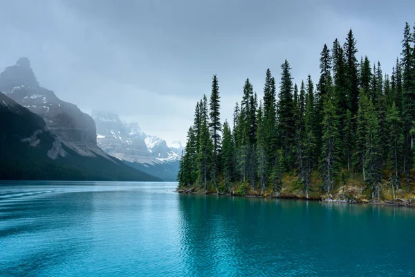 Typical calors of trees and water of candian rockies lake — Stock Photo, Image