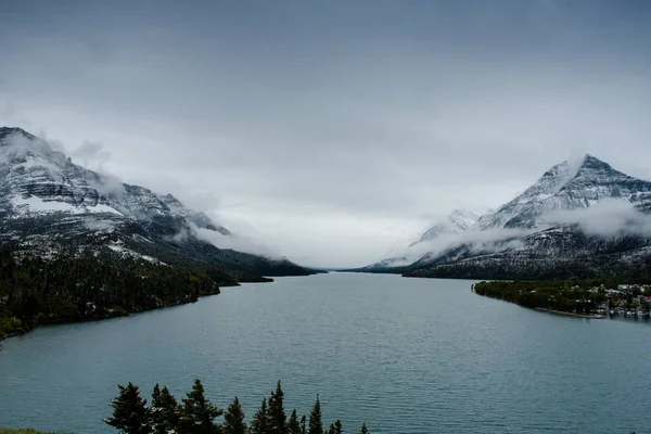 Waterton lago por um dia de verão nevado — Fotografia de Stock