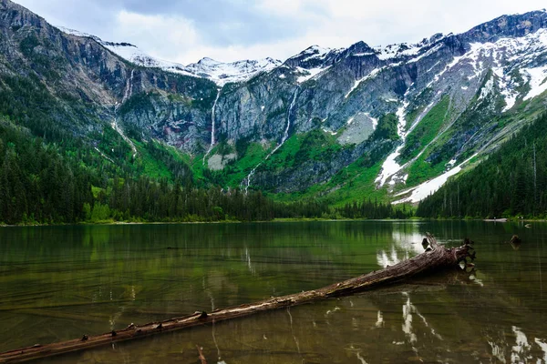 Cascadas en el borde del lago Avalanche — Foto de Stock