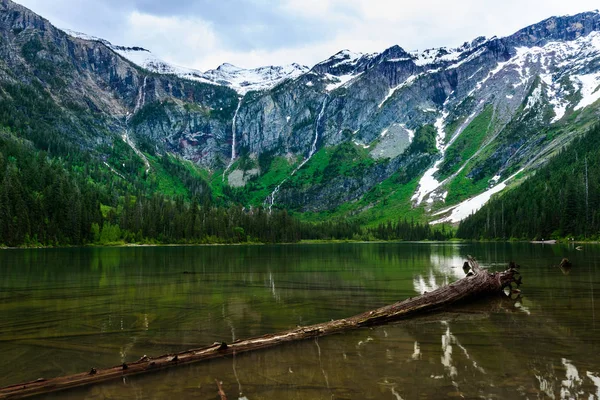 Wasserfälle am Rande des Lawinensees — Stockfoto