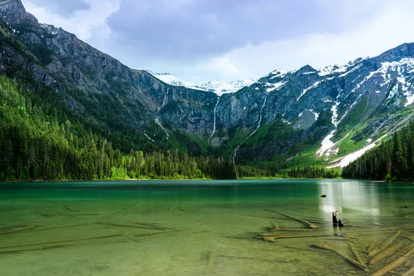 Türkisfarbenes Wasser des Lawinensees — Stockfoto