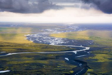 Bir ovada akan İzlanda nehri meander