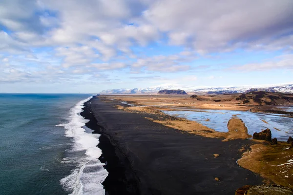 아이슬란드 끝없는 검은 모래 해변 에서 볼 Dyrholaey 모자 — 스톡 사진