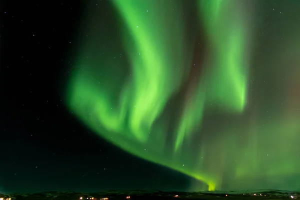 Luce verde del nord sopra ghiandaia — Foto Stock