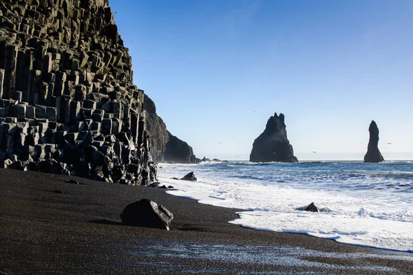 Reynisdranga acantilado de órganos balsáticos es un lugar turístico popular i — Foto de Stock