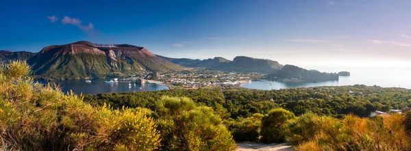 Vulcano 'nun panoramik manzarası bir aeolian adası