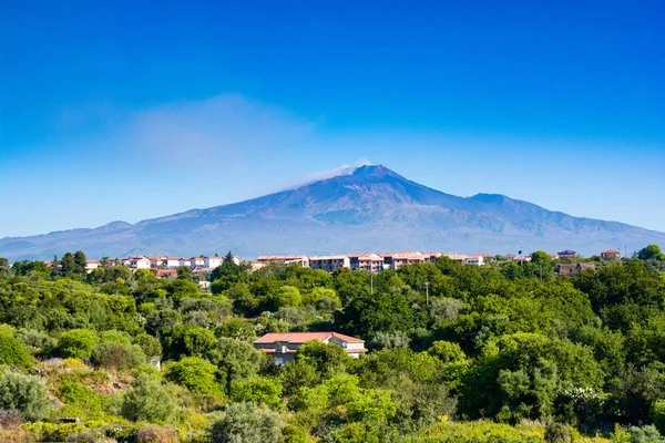 Rökberget Etna ovanför de sicilianska städerna tecken på ett utbrott — Stockfoto