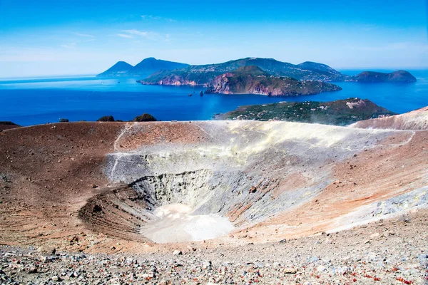 Krater wulkaniczny i widok na Lipari i Salinę — Zdjęcie stockowe