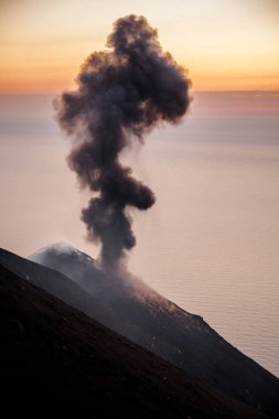 Stromboli volkanik zirvesinde patlama
