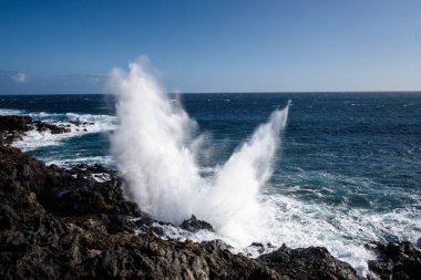 La Reunion adasındaki Etang İndirimi 'ndeki sufle. Kayalardan dalgaların estiği yer.