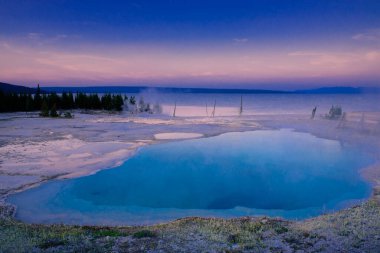 Yellowstone 'un batısındaki uçurum havuzunun derin mavisi.