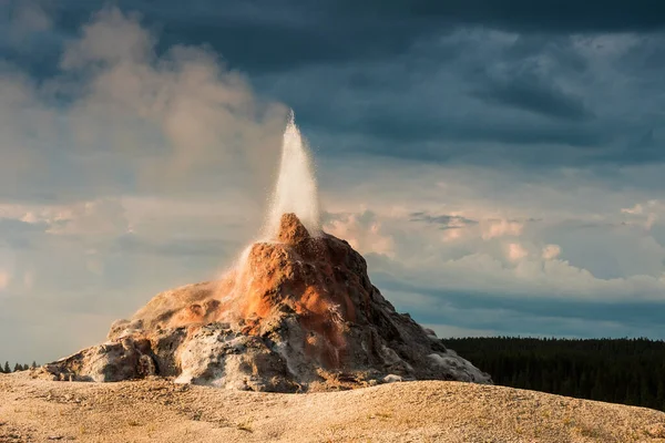 ファイアホール湖のドライブに沿って噴火白いドーム間欠泉 — ストック写真