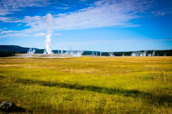 Ånga Över Yellowstone Vall — Stockfoto