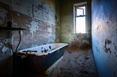 Kolmanskop 'taki tuvalet terk edilmiş.