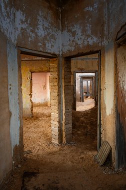 Kolmanskop 'taki terk edilmiş binanın içi