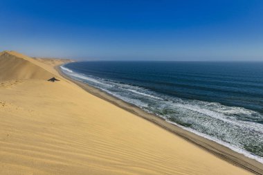 Namibya sahilindeki çöl kumulları.
