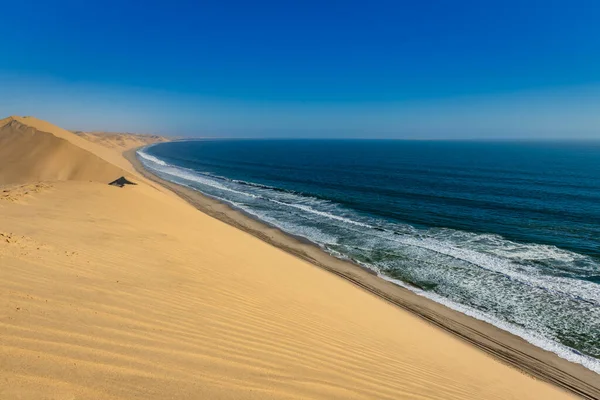 Namibya sahilindeki çöl kumulları.