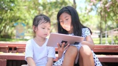 Mutlu çocuklar oynarken tablet birlikte açık.