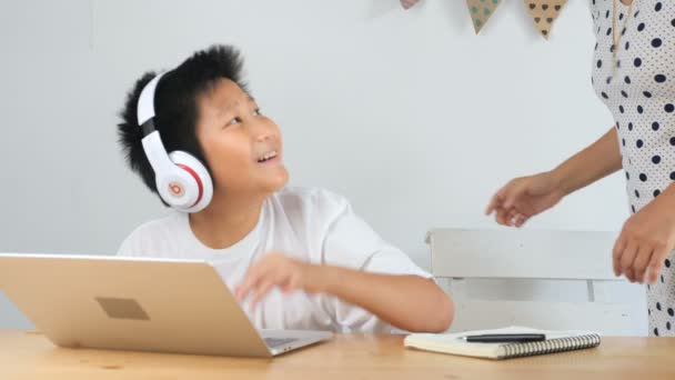 Mère Disputant Avec Fils Préadolescent Pour Passer Trop Temps Dans — Video