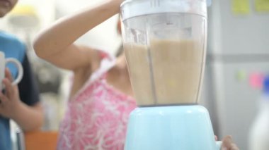 Yapma, dökme, yeşil sebze smoothie blender ile içme Asyalı kız. Sağlıklı genç kadınla evde mutfak kivi ile karıştırma güler yüzlü içki hazırlama yaşam tarzı beslenme