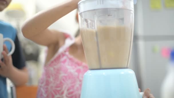 Menina Asiática Fazendo Derramando Bebendo Smoothie Vegetal Verde Com Liquidificador — Vídeo de Stock