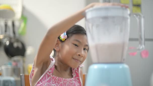 Gadis Asia Membuat Menuangkan Minum Smoothie Sayuran Hijau Dengan Blender — Stok Video