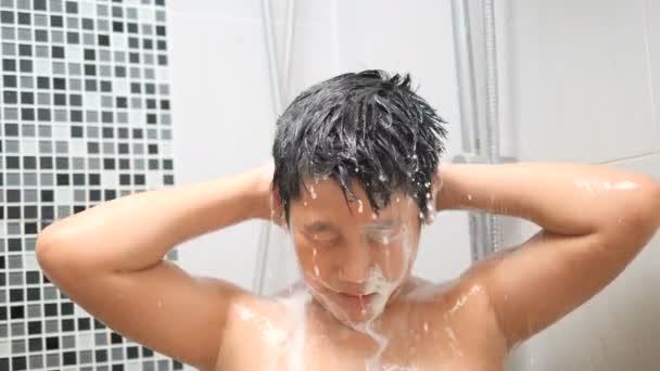 幸せなアジアの子はシャワーを浴び スローモーションをクリーニング — ストック動画