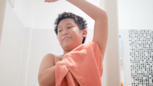 Asiático Chico Secándose Con Toalla Practicando Buena Higiene Rutina Diaria — Vídeos de Stock
