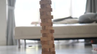 Çocuk ahşap oyun yerde evde, ağır çekim, düşen blok yığını engellemek..