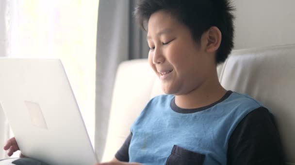 Asiatiska Boy Med Laptop Vardagsrummet Hemma — Stockvideo