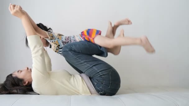 Lachen Moeder Dochter Spelen Samen Sofa Slow Motion — Stockvideo