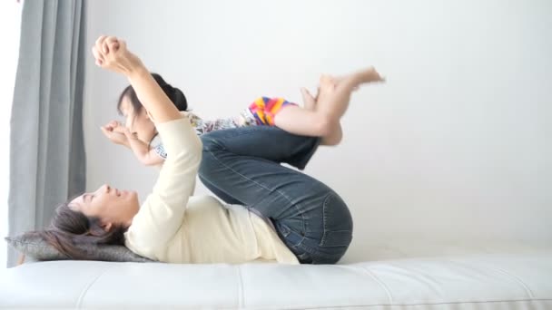 Lachende Mutter Und Tochter Beim Gemeinsamen Spielen Auf Dem Sofa — Stockvideo