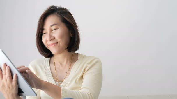 Mujer Asiática Relajándose Sofá Utilizando Ordenador Portátil Cerca Ventana Casa — Vídeo de stock