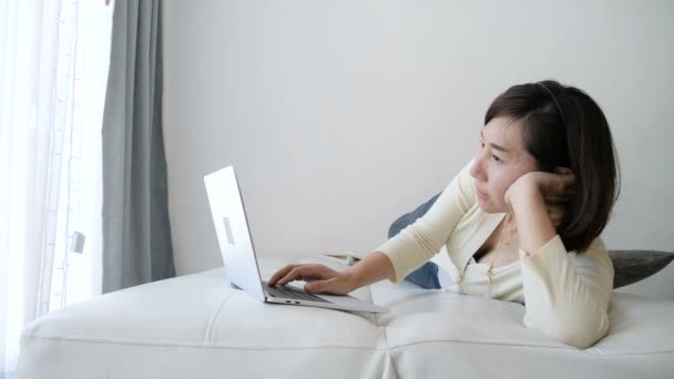 Mulher Asiática Deitada Cama Usando Laptop Casa Câmera Lenta — Vídeo de Stock