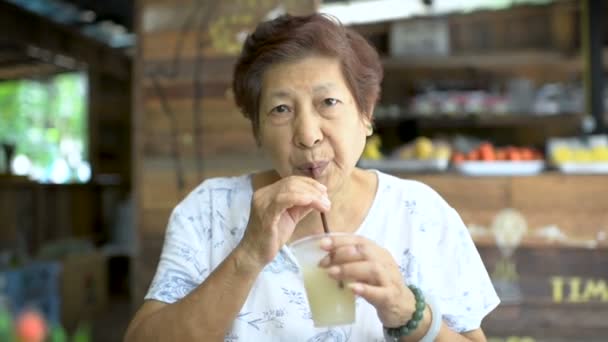 Aziatische Senior Vrouw Ijs Fruit Drinken Café — Stockvideo