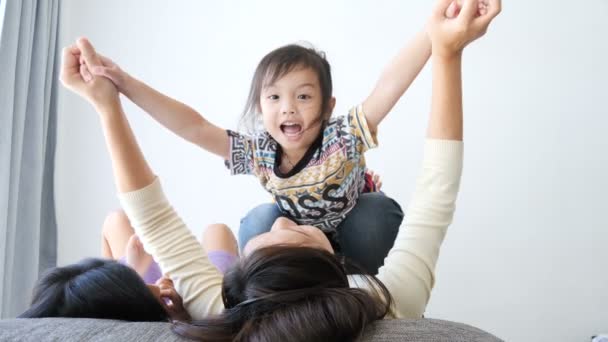 Lachende Mutter Und Tochter Beim Gemeinsamen Spielen Auf Dem Sofa — Stockvideo