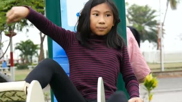 Aziatische Kind Uitoefenen Fitnessapparatuur Het Park Ochtend — Stockvideo