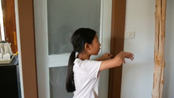 Menina Asiática Abriu Porta Entrar Banheiro — Vídeo de Stock