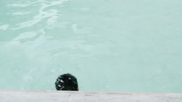 Niño Feliz Nadando Una Piscina — Vídeos de Stock